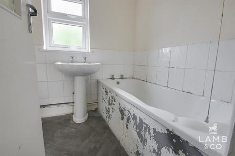 2 bedroom end of terrace house for sale, North Road, Clacton-On-Sea CO15