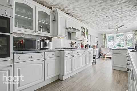 4 bedroom semi-detached house for sale, York Road, Stevenage