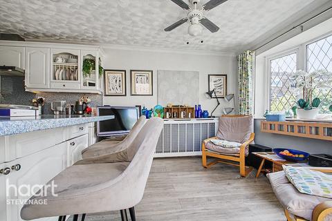 4 bedroom semi-detached house for sale, York Road, Stevenage
