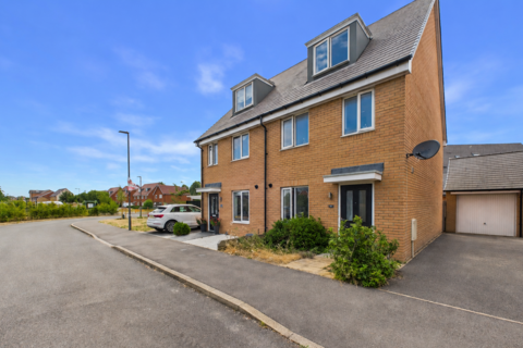 3 bedroom townhouse for sale, Seabright Way, Aylesbury, Buckinghamshire