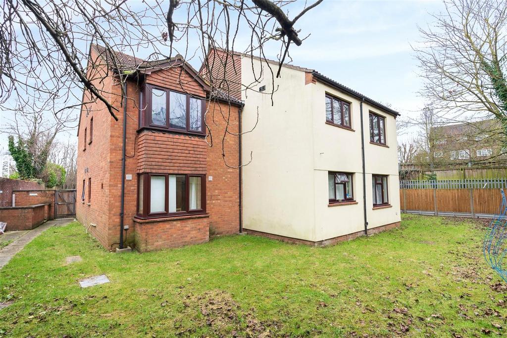 Apartment in West Drayton - View 5