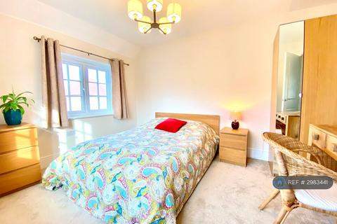 1 bedroom in a house share to rent, Woodpecker Edge, Caddington, Luton, LU1