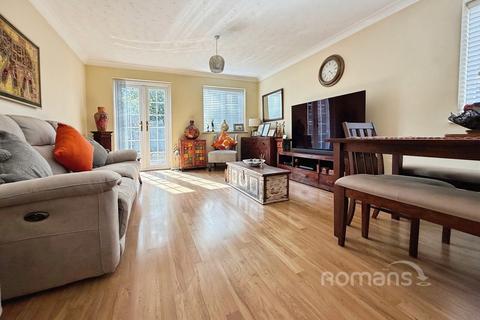2 bedroom semi-detached house for sale, Kinnaird Close, Slough, Berkshire