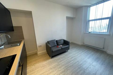 Studio to rent, 11 Whitefield Tce, Flat 8