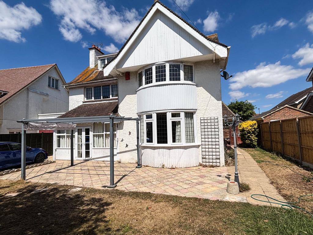 5 bedroom detached house for sale in Bognor Regis on OnTheMarket