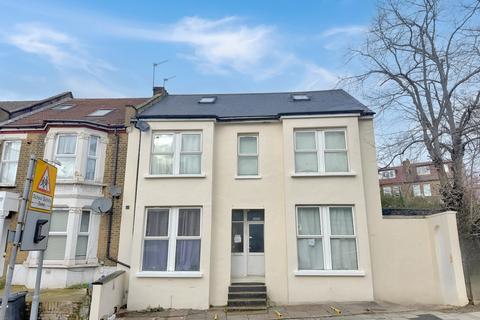 Studio to rent, Acton Lane, London, NW10