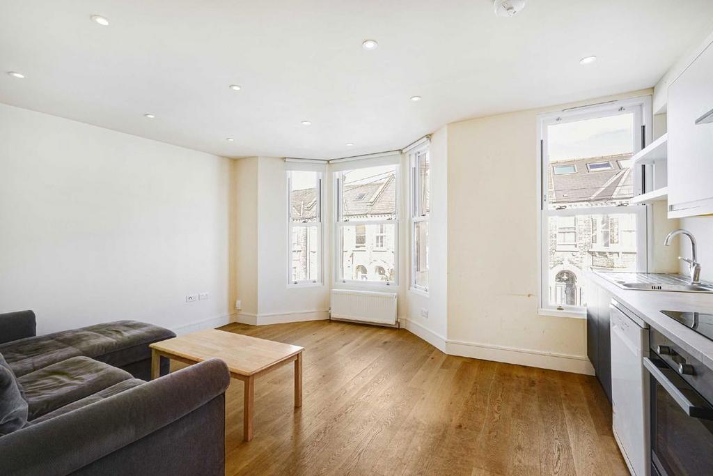 Apartment in London, Blenheim Gardens Estate, Brixton - View 2