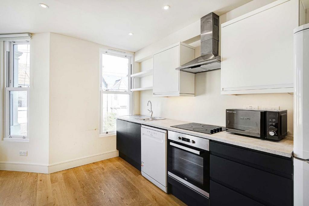 Apartment in London, Blenheim Gardens Estate, Brixton - View 3