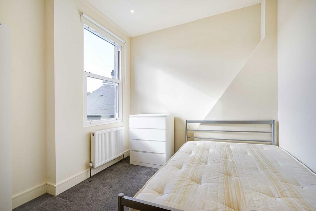 Apartment in London, Blenheim Gardens Estate, Brixton - More