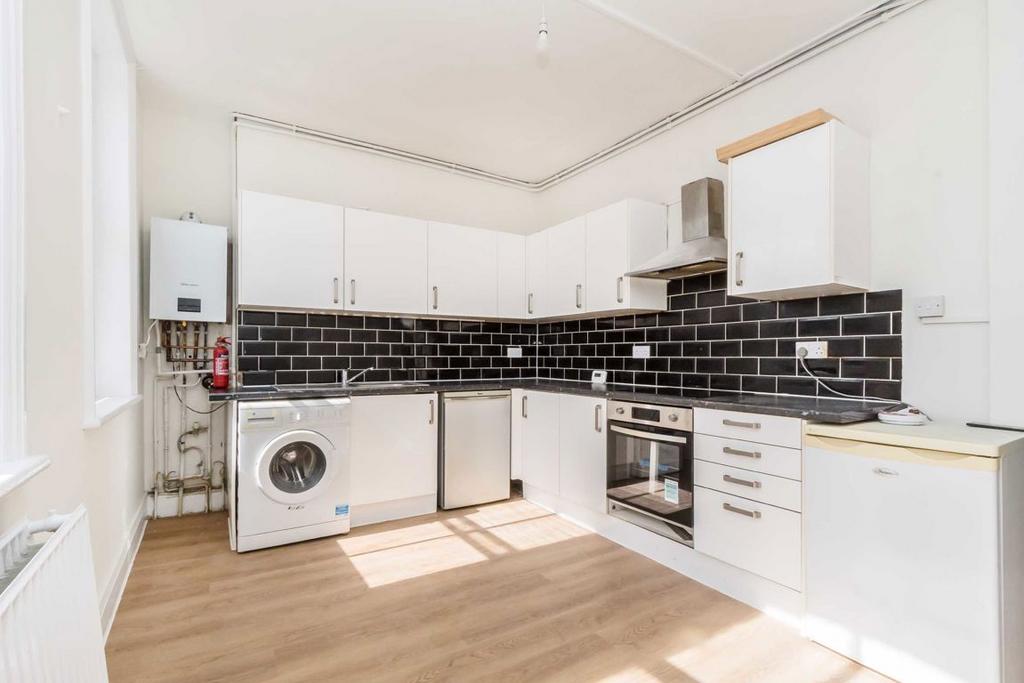 Apartment in Teddington - View 3