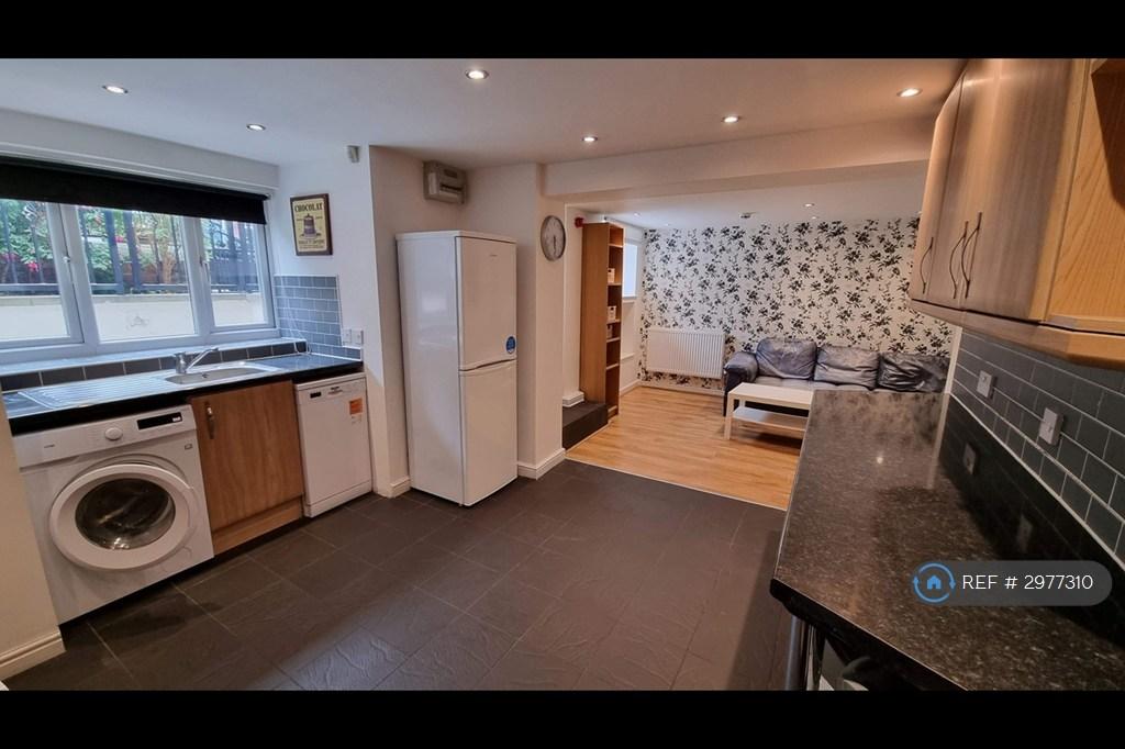 House in Leeds, West Yorkshire - View 2
