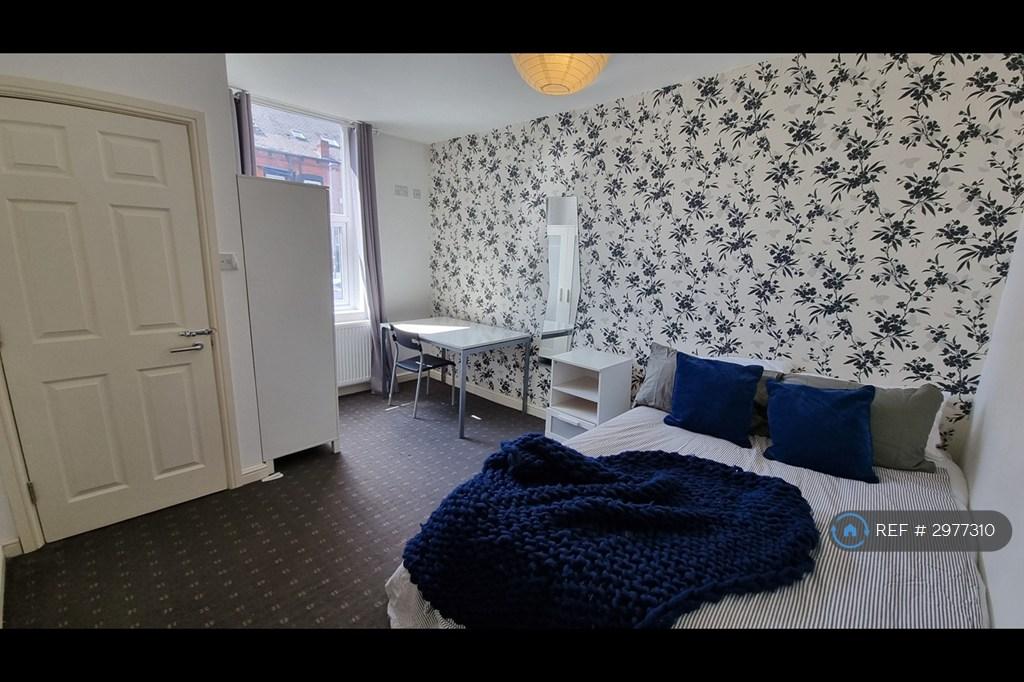 House in Leeds, West Yorkshire - View 4
