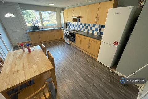 1 bedroom in a house share to rent, Barchester Close, Uxbridge, UB8