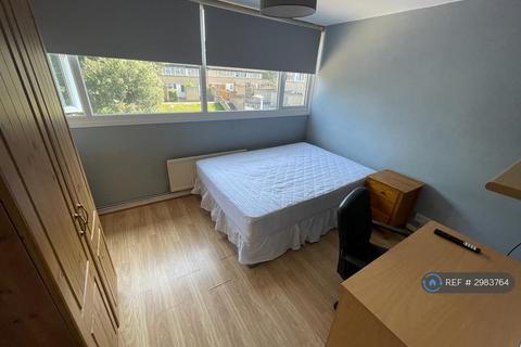 1 bedroom in a house share to rent, Barchester Close, Uxbridge, UB8