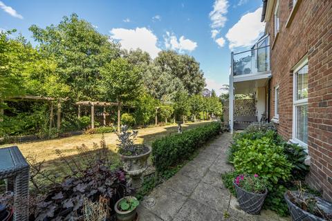 2 bedroom apartment for sale, Manor Park Road, Chislehurst, Kent, BR7