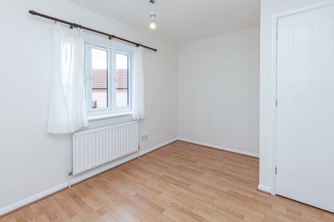2 bedroom end of terrace house to rent, Spruce Drive, Bicester