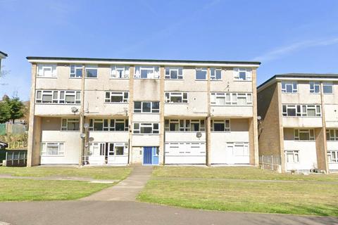 3 bedroom flat to rent, Viaduct Court, Pontypool, NP4