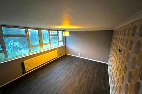 3 bedroom flat to rent, Viaduct Court, Pontypool, NP4
