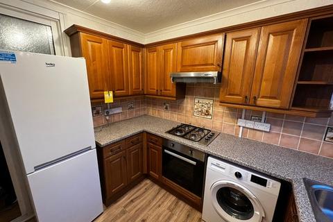 3 bedroom flat to rent, Viaduct Court, Pontypool, NP4