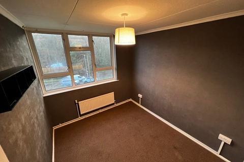 3 bedroom flat to rent, Viaduct Court, Pontypool, NP4