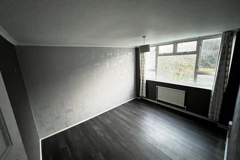 3 bedroom flat to rent, Viaduct Court, Pontypool, NP4