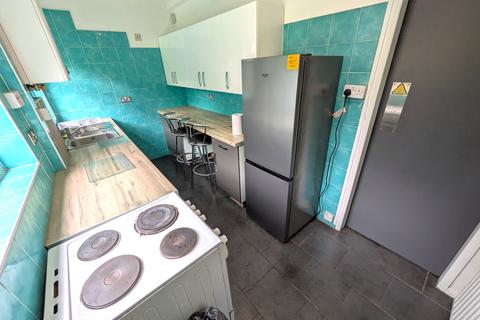 3 bedroom terraced house to rent, Austrey Avenue, Beeston, Nottingham NG9
