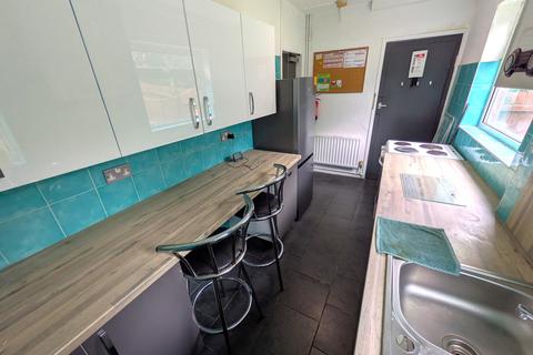 3 bedroom terraced house to rent, Austrey Avenue, Beeston, Nottingham NG9