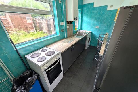 3 bedroom terraced house to rent, Austrey Avenue, Beeston, Nottingham NG9