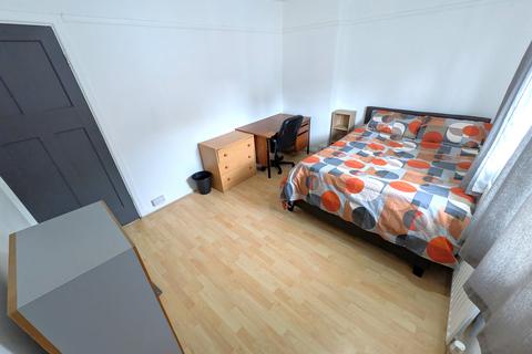3 bedroom terraced house to rent, Austrey Avenue, Beeston, Nottingham NG9