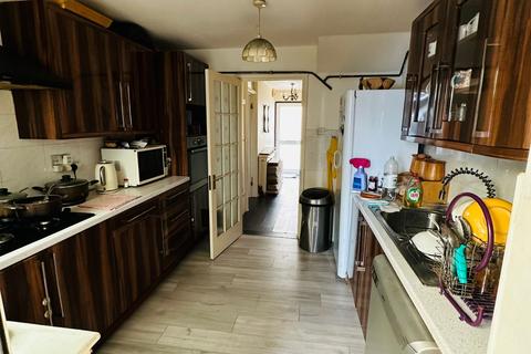 3 bedroom bungalow to rent, 9 Rose WAlk Slough, SL2