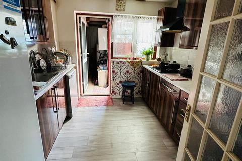 3 bedroom bungalow to rent, 9 Rose WAlk Slough, SL2