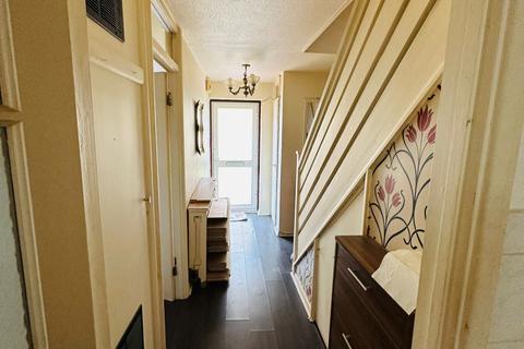 3 bedroom bungalow to rent, 9 Rose WAlk Slough, SL2