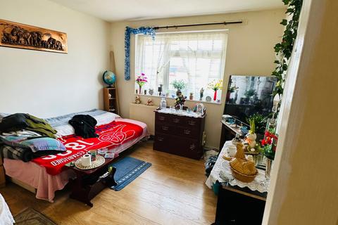 3 bedroom bungalow to rent, 9 Rose WAlk Slough, SL2