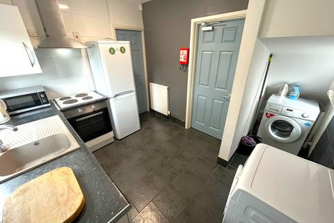 3 bedroom end of terrace house to rent, Manton Crescent, Lenton Abbey, Nottingham NG9