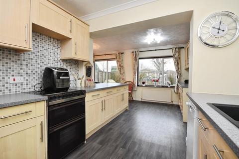 3 bedroom semi-detached house for sale, Hares Chase, Billericay