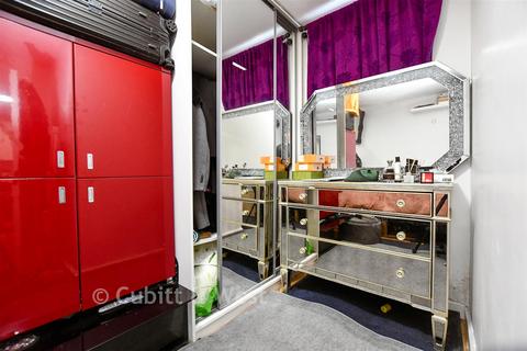 Studio for sale, Spinney Gardens, London SE19