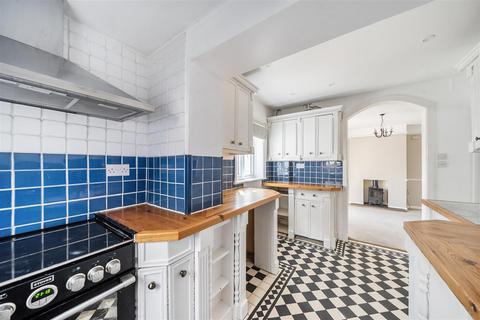 4 bedroom semi-detached house to rent, Thistlebarrow Road, Salisbury SP1