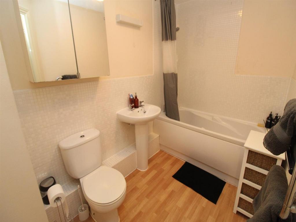 Apartment in Cardiff Bay, Cardiff - View 5