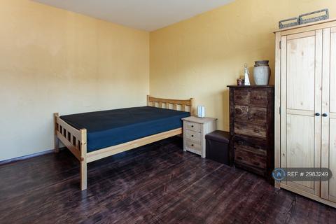 1 bedroom in a house share to rent, Rainsford Way, Hornchurch, RM12