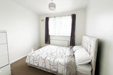 2 bedroom flat to rent, Blythe Close,  London, SE6