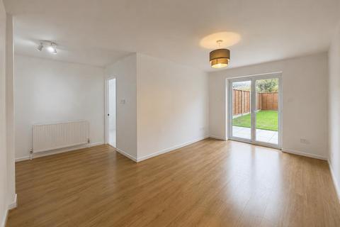 3 bedroom terraced house to rent, Badminton Road, Matson