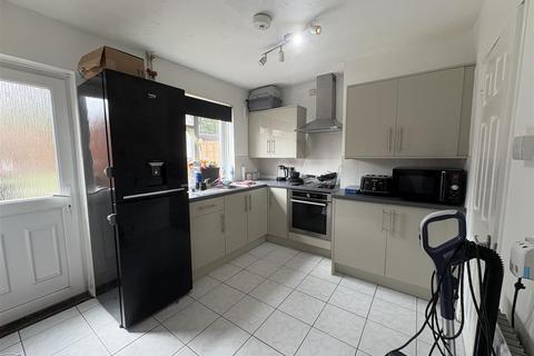 3 bedroom terraced house to rent, Badminton Road, Matson