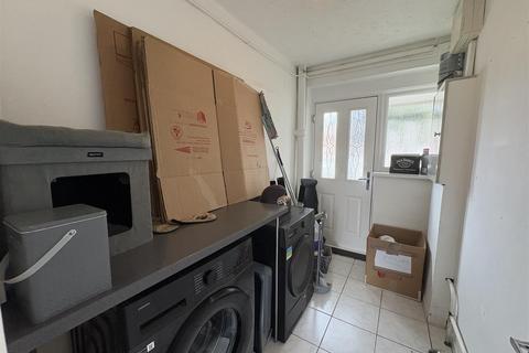 3 bedroom terraced house to rent, Badminton Road, Matson