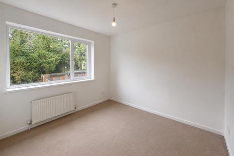 3 bedroom terraced house to rent, Badminton Road, Matson
