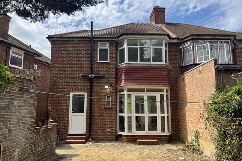 3 bedroom semi-detached house to rent, Avenue Crescent, Cranford