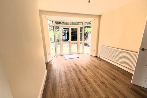 3 bedroom semi-detached house to rent, Avenue Crescent, Cranford