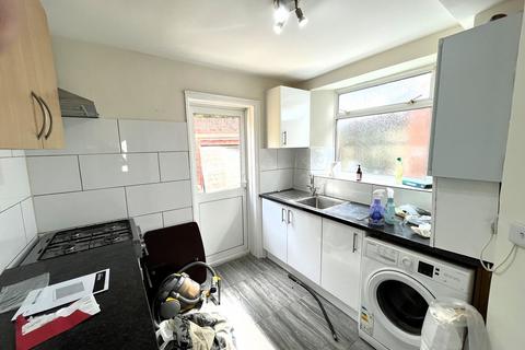 3 bedroom semi-detached house to rent, Avenue Crescent, Cranford