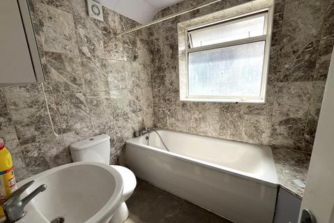 3 bedroom semi-detached house to rent, Avenue Crescent, Cranford