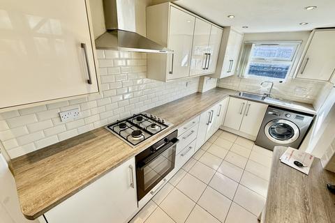 3 bedroom semi-detached house to rent, Aberdale road, West Knighton, Leicester