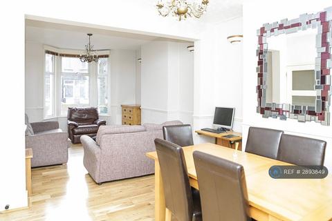 3 bedroom terraced house to rent, Caledon Road, London, E6